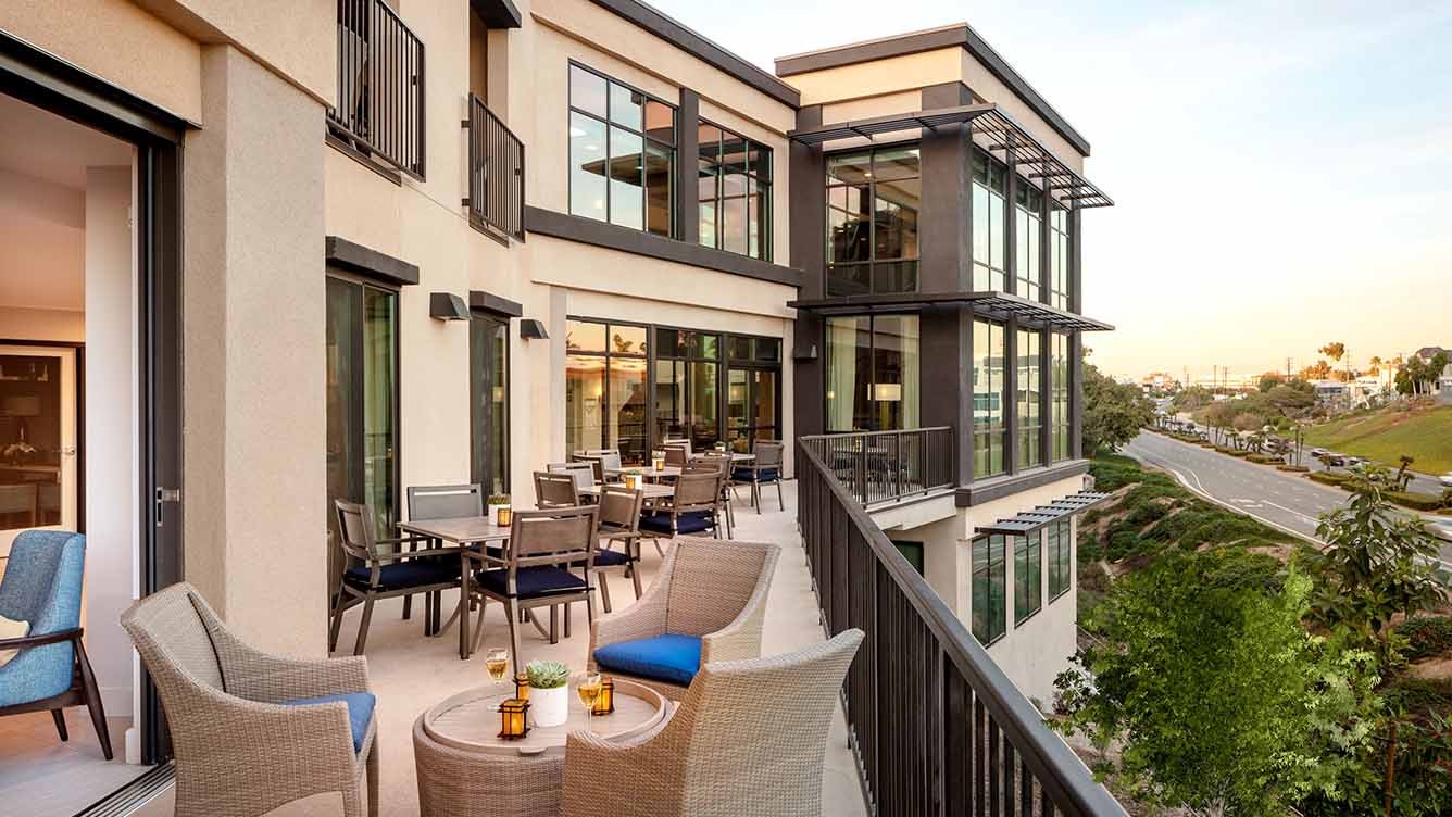 Exterior patio at Atria Newport Beach Senior Living