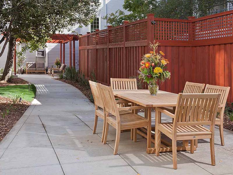 Atria Covell Gardens outdoor dining