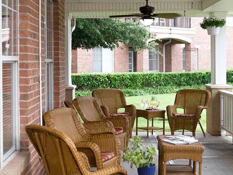 Atria Sugar Land outdoor patio