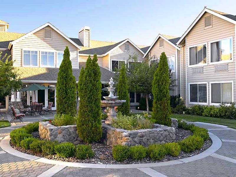 Atria Summit Ridge outdoor courtyard
